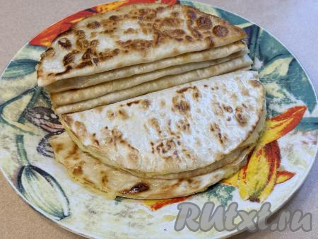 Кыстыбыи с картошкой, смазанные маслом, выложить на тарелку.&nbsp;Постепенно обжарить на сковороде и щедро смазать маслом все 7 кыстыбыев из лаваша.