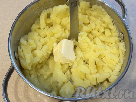 Размять толкушкой картошку в пюре, добавить грамм 30 сливочного масла.&nbsp;