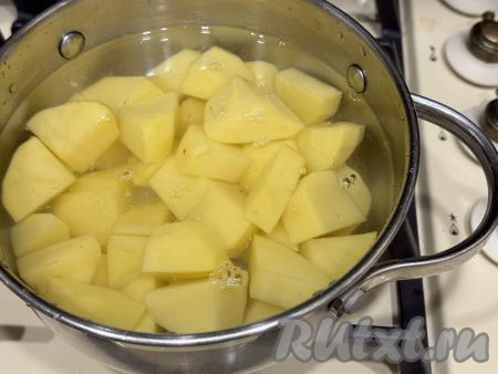 Залить картошку водой, немного посолить и поставить на огонь.&nbsp;