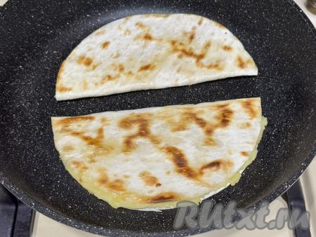 Жарить кыстыбыи с двух сторон до золотистого цвета лаваша.&nbsp;