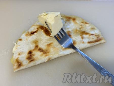 Кыстыбыи, обжаренные до золотистости, убрать со сковороды и сразу, пока они горячие, щедро их смазать сливочным маслом с двух сторон. Благодаря маслу лаваш станет более мягкими и нежным.