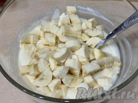 В миску со сметанным кремом добавить кусочки банана, хорошо перемешать.&nbsp;