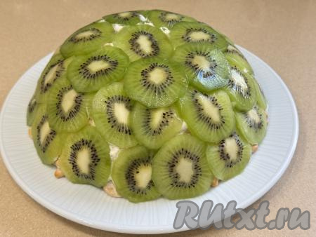 Перевернуть торт на плоскую тарелку, аккуратно убрать миску вместе с плёнкой.&nbsp;