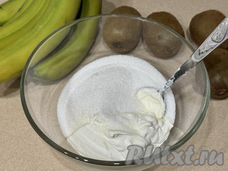Для приготовления крема нужно в достаточно глубокой миске соединить сметану и сахар. Перемешать до однородности и сметанный крем для торта будет готов.&nbsp;