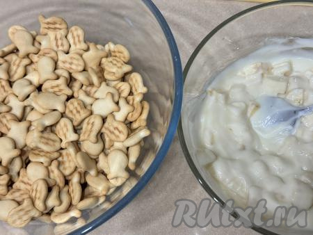 В ещё одну глубокую миску всыпать печенье "Рыбки".