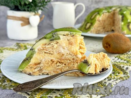 Нежный, хорошо пропитанный торт, приготовленный из печенья "Рыбки" с бананом и киви, прекрасно держит форму, хорошо режется на части. Этот десерт очень хорош на вкус, идеально подходит к любому чаепитию!