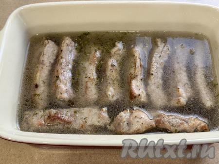 Влить в форму 400 миллилитров воды комнатной температуры.&nbsp;