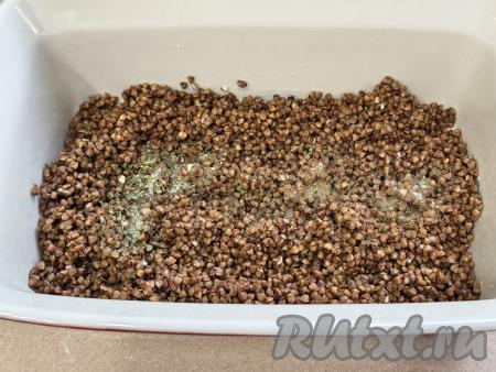 В жаропрочную форму выложить подготовленную гречку, посолить по вкусу, перемешать, равномерно распределяя крупу по дну формы.&nbsp;