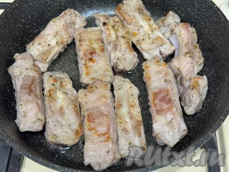 Обжарить рёбра на среднем огне с двух сторон в течение 15 минут (до золотистого цвета мяса).&nbsp;