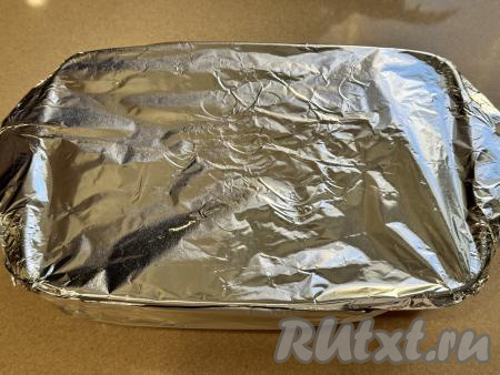 Накрыть форму фольгой и поставить в разогретую до 180 градусов духовку.&nbsp;