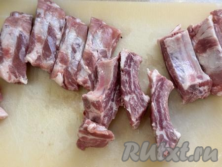 Разрезать ребрышки на порционные кусочки.&nbsp;