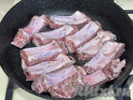 Прогреть в сковороде небольшое количество растительного масла, выложить рёбрышки.&nbsp;