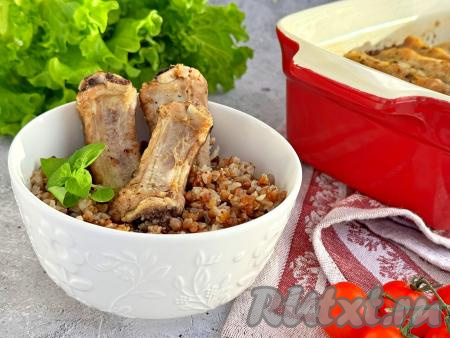 ​​​​​​​​​​​​​​​​​​​​​​​​​​​​​​​​​​​​​​​​​​​​​​​Хорошо пропаренную гречку вместе со свиными рёбрышками разложить по тарелкам и в горячем виде подать к столу. Мясо в процессе запекания в духовке получается нежным, сочным, оно хорошо отделяется от костей. Отличное блюдо для семейного обеда или ужина, попробуйте!