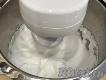 Пока варится сироп, нужно достать из холодильника яичный белок, поместить его в сухую чашу для взбивания. Взбить белок с солью&nbsp;на максимальных оборотах миксера в пышную и плотную массу. Я взбивала 7 минут.