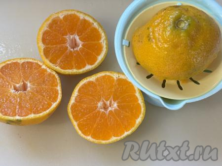 Выдавить сок из мандаринов. Я для этого использую специальную ручную соковыжималку для цитрусовых. Вы же можете выдавить сок любым удобным для вас способом. Для приготовления зефира нам понадобится 200 миллилитров свежевыжатого мандаринового сока.