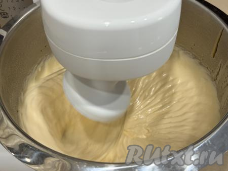 Затем, продолжая взбивать яичный белок, влить в него&nbsp;тонкой струйкой, небольшими порциями горячий мандариновый сироп.&nbsp;