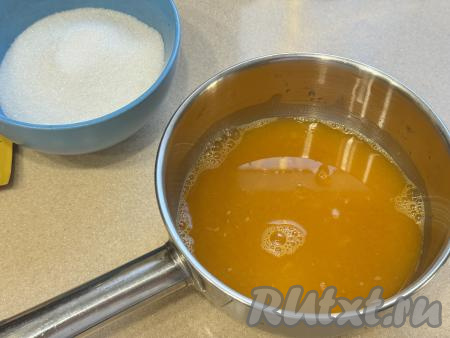 Свежевыжатый сок из мандаринов процедить через сито в сотейник (или в небольшую кастрюлю). 