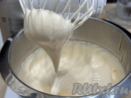 Когда весь сироп будет добавлен в белковую массу, взбивать ещё минут 8. Масса должна стать пышной, воздушной, она хорошо держит форму на венчике миксера.