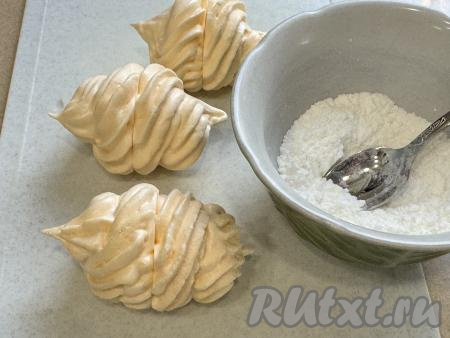 Оставить зефир при комнатной температуре на сутки. Зефир хорошо стабилизируется. Перед подачей склеить две половинки зефира и обвалять в смеси крахмала и сахарной пудры. Я использовала кукурузный крахмал, но можно взять и картофельный.