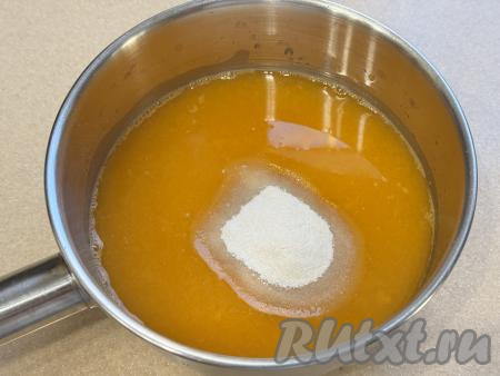 В сотейник с процеженным мандариновым соком всыпать сахар и агар-агар, перемешать.