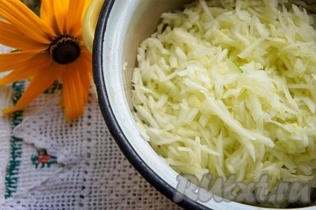 Кабачок очистить от кожуры (если она жёсткая), натереть на крупной тёрке.&nbsp;Если кабачок даёт много сока, то перед добавлением яиц нужно натёртый кабачок отжать, а лишнюю жидкость слить. Для приготовления оладий нам понадобится, примерно, 300-400 грамм натёртых кабачков.
