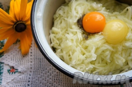 Добавить яйца, соль, чёрный молотый перец, тщательно перемешать.
