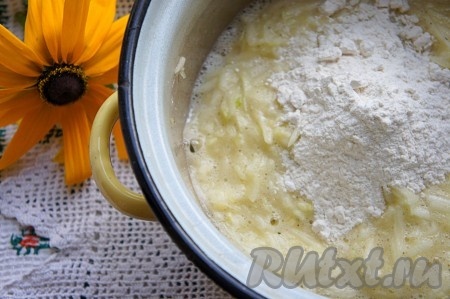 Добавить муку, перемешать. Тесто должно получиться не слишком густым, но и не жидким.
