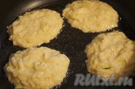 Масло хорошо нагреть на сковороде, столовой ложкой выкладывать тесто из кабачков, формируя оладьи. Жарить оладьи на среднем огне, примерно, по 2 минуты с каждой стороны (до образования устойчивой золотистой корочки). Готовые оладьи из кабачков выложить на тарелку. Аналогично пожарить все оладушки.