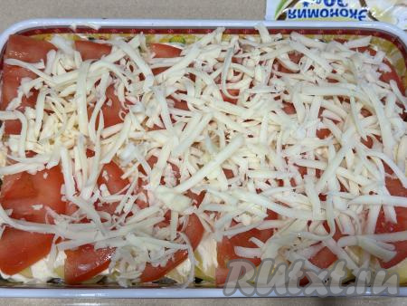 Присыпать блюдо сыром, натёртым на крупной тёрке.&nbsp;