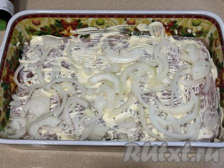 Лук нарезать на полукольца, разложить поверх индейки, смазанной майонезом.&nbsp;