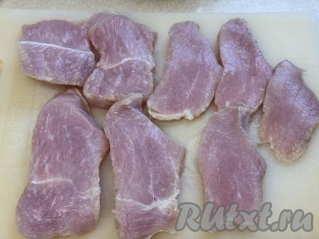 Филе индейки нарезать на кусочки толщиной примерно 1 сантиметр.&nbsp;