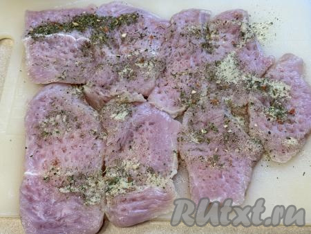 Слегка отбить кусочки индейки кулинарным молоточком. Посолить и поперчить индейку по вкусу. Втереть специи в мясо со всех сторон.