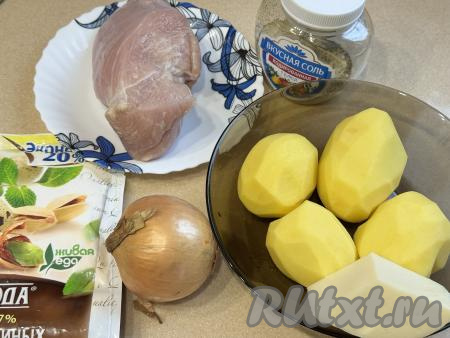 Подготовить продукты для приготовления индейки с картошкой по-французски в духовке. Филе индейки (у меня - филе грудки, можно взять и, например, филе голени) промыть водой, обсушить. Картошку и лук почистить. Картофель выложить в миску, залить полностью водой, чтобы он не потемнел, пока мы будем заниматься другими ингредиентами. Помидор вымыть.