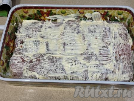 Смазать индейку 1,5 столовыми ложками майонеза.&nbsp;