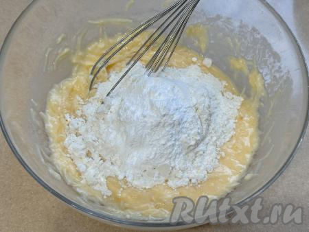 Всыпать в миску весь разрыхлитель и грамм 40 просеянной муку, перемешать тесто венчиком.&nbsp;