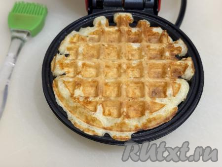 Закрыть створки вафельницы, выпекать сырную вафлю до золотистого цвета. Продолжительность приготовления вафли зависит во многом от мощности вафельницы. Периодически перемешивая сырное тесто, постепенно испечь все вафли. У меня вафельница диаметром 10 сантиметров. Из предложенного количества ингредиентов у меня получились 12 вафель.