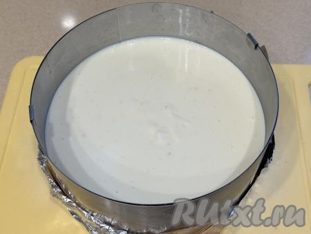 Переложить массу в форму поверх основы из печенья, разровнять и убрать в холодильник на 3-4 часа (до застывания).&nbsp;