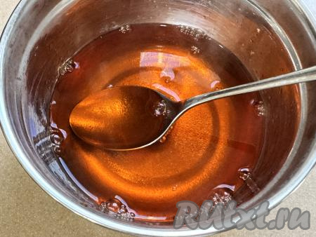 В соответствии с инструкцией на упаковке приготовить желе, которым будет покрываться верх мандаринового чизкейка. Дать желе остыть. Я взяла покупную сухую желатиновую смесь из пакетика (у меня - со вкусом апельсина), в соответствии с инструкцией на упаковке всыпала в миску, залила 200 миллилитрами очень горячей кипячёной воды (вода должна быть практически кипящей, ориентировочно около 90 градусов), тщательно перемешала, дала остыть. 