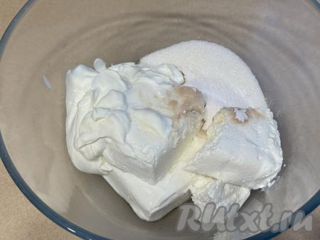В достаточно объёмной миске, в которой будет удобно пробивать погружным блендером, нужно соединить творог, сметану, ванильный сахар и сахар.&nbsp;