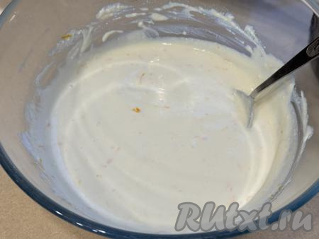 Пробить творожно-желатиновую массу погружным блендером до однородного состояния.&nbsp;