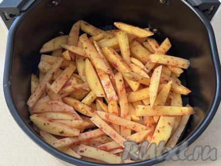 Переложить картошку в чашу аэрогриля.