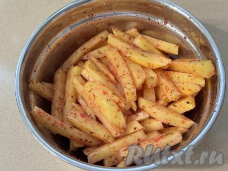 Хорошо перемешать картошку, покрывая её маслом, специями и солью со всех сторон.