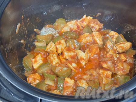 Перемешать и жарить минут 5-6, периодически помешивая.