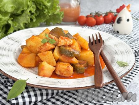 Аппетитное, вкусное, достаточно сочное азу из курицы&nbsp;переложить из чаши&nbsp;мультиварки на&nbsp;тарелки и подать в горячем виде к столу на обед или к ужину.