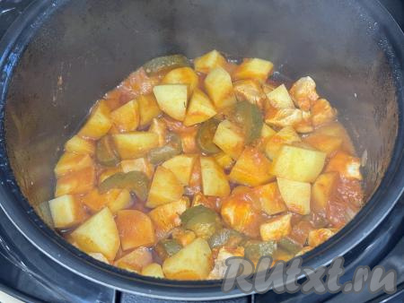 Закрыть крышку мультиварки, выставить режим "Тушение" на 1 час. Готовить азу из курицы до звукового сигнала. После звукового сигнала нужно проверить готовность азу по картошке, если картофель легко прокалывается ножом, значит блюдо готово.