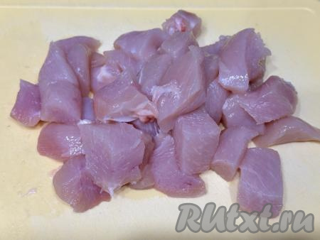 Куриное филе нарезать на кубики с размером стороны примерно 2 сантиметра.