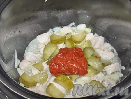 Сразу же выложить томатную пасту.