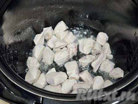 Обжарить мясо курицы в течение 5 минут, периодически перемешивая. Закрывать крышку мультиварки в процессе режима "Жарка" не нужно.