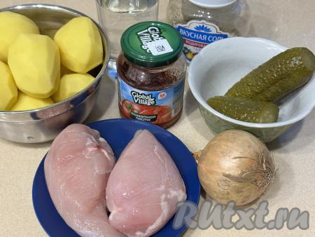 Подготовить продукты для приготовления азу из курицы в мультиварке. Куриное филе промыть водой и обсушить. Картошку и лук очистить. Очищенный картофель, чтобы он не потемнел, нужно выложить в миску, залить полностью водой.