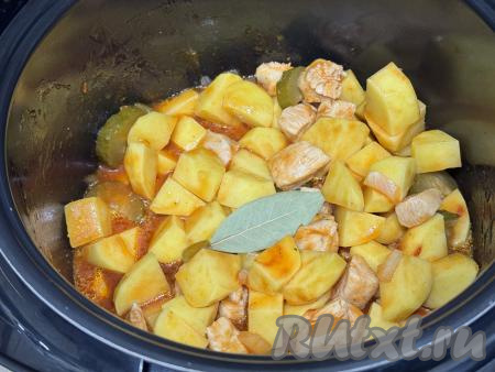 Выложить лавровый лист в чашу мультиварки, влить 200 миллилитров воды комнатной температуры, перемешать.